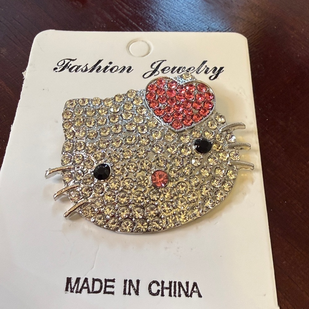 Hello Kitty Sparkling Brooch with Red Heart - Picture 2 of 3